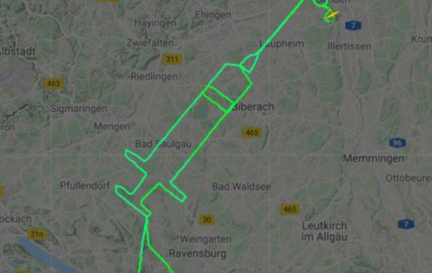 Немецкий пилот "нарисовал" в небе огромный шприц