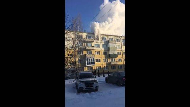В Кузбассе пожар в многоэтажном доме сняли на видео