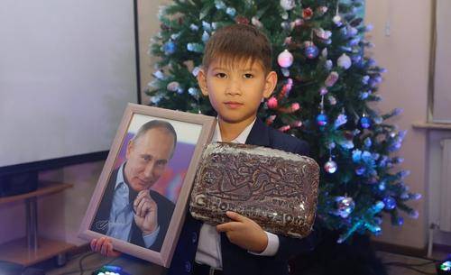 Акции детям не игрушки. Школьник, попросивший у Путина ценные бумаги «Газпрома» и «Роснефти», получил в подарок пряник