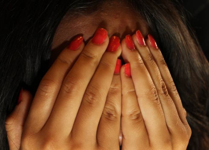 Психолог Екатерина Хмелькова объяснила, почему женщины терпят мужскую агрессию в отношениях