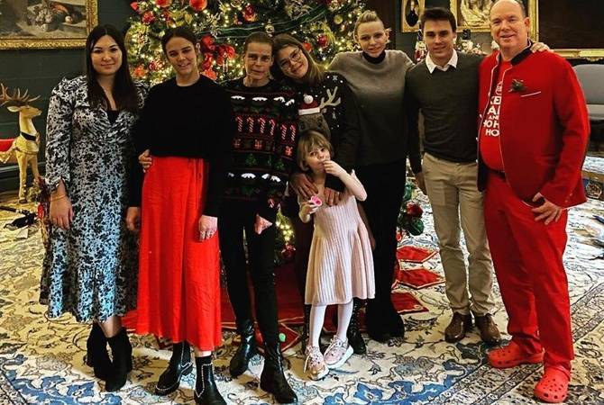 Жена князя Монако ответила на слухи о разводе рождественской фотографией