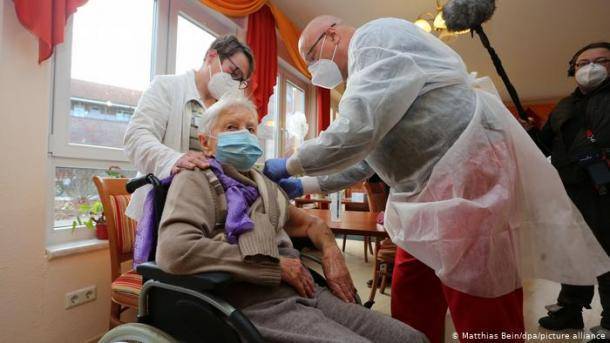 В Германии первую прививку от COVID-19 сделали 101-летней женщине