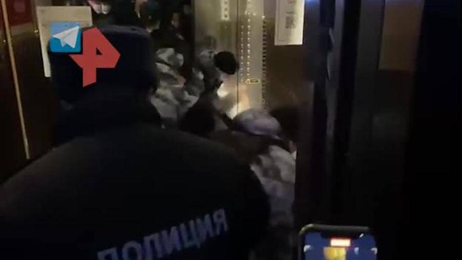 Гости работавшего ночью ресторана в Москве подрались в момент рейда