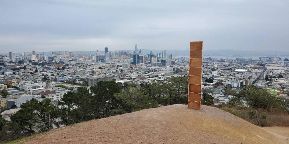 Подарок от Санты? Загадочный монолит из имбирных пряников появился в Сан-Франциско