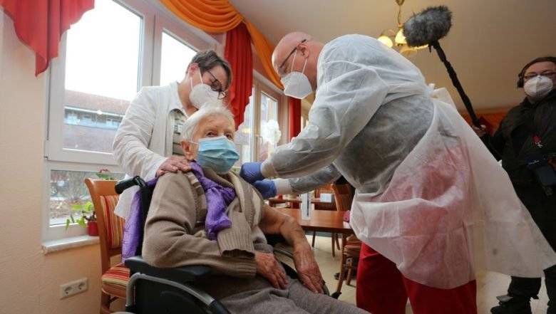 В Германии начали вакцинацию от COVID-19: первой прививку получила 101-летняя женщина