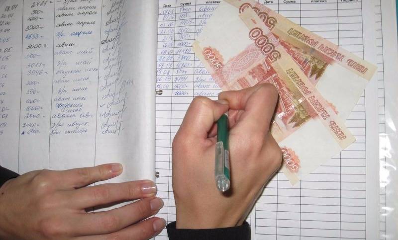 «Зарплаты поднимать нельзя»: эксперт объяснил, стоит ли россиянам рассчитывать на повышение жалованья