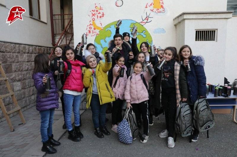 Дети в Степанакерте нарисовали граффити с призывами к миру на Земле