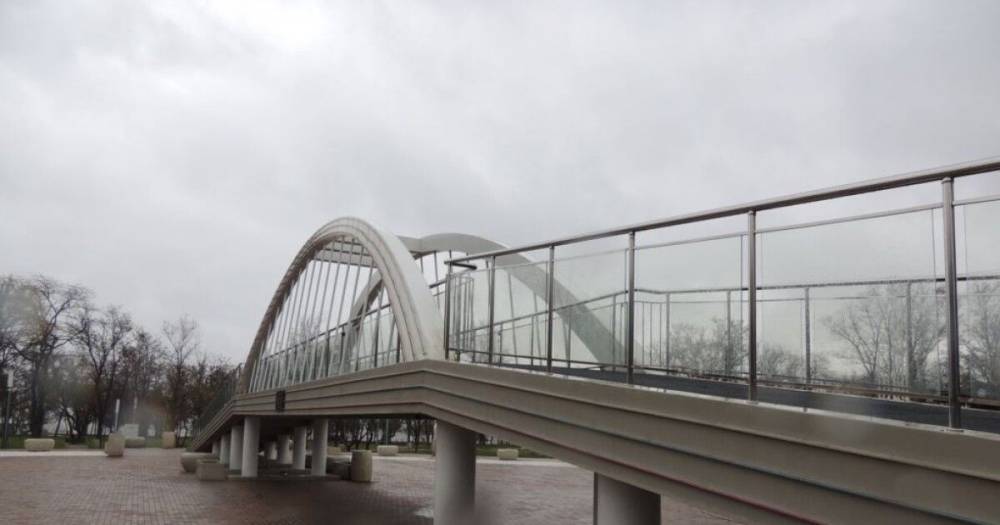 Плохая примета. Миниатюрная копия Керченского моста начала трещать по швам (фото)