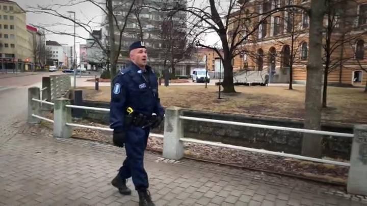 Финский полицейский запел на русском