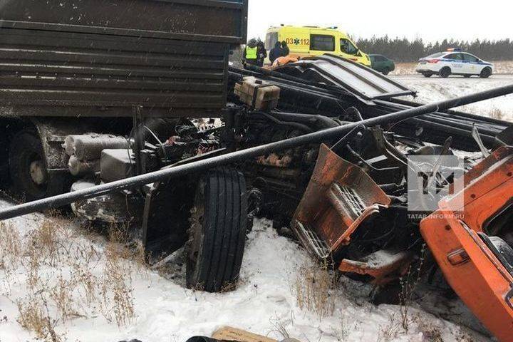 Два грузовика столкнулись в Татарстане, один водитель погиб