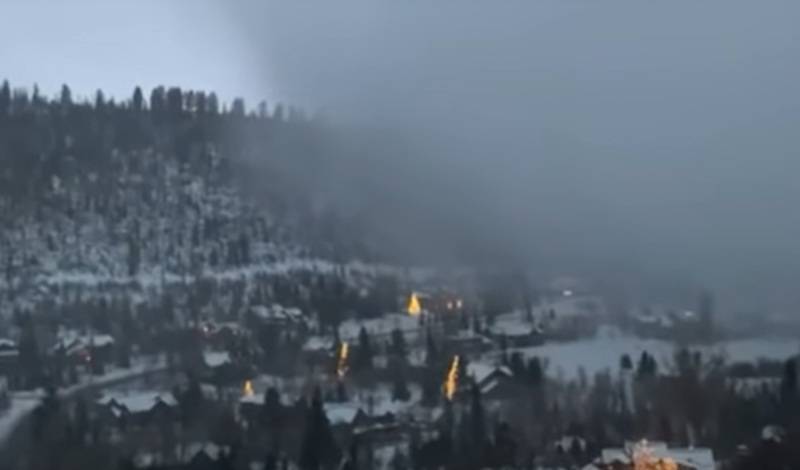 В США сняли на видео обрушившуюся на город стену снега
