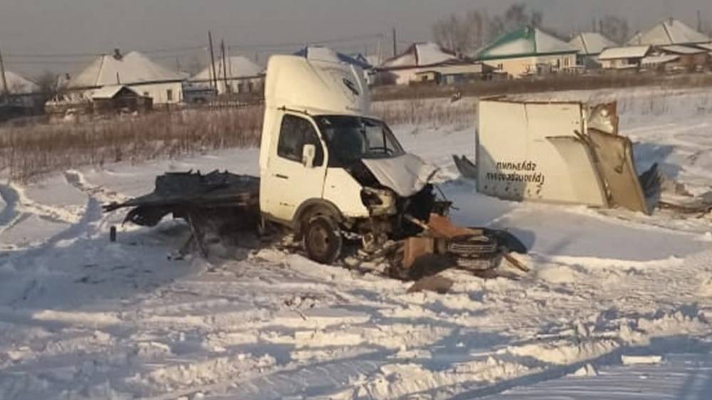 Поезд "разорвал" грузовик с пивом в Кемеровской области