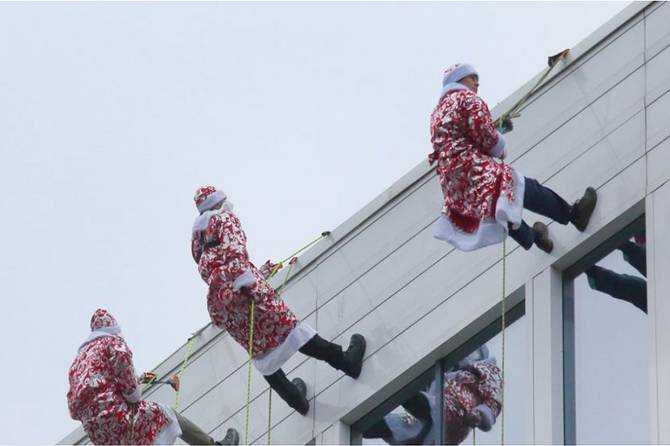 Отряд Дедов Морозов десантировался на крышу детской больницы в Москве