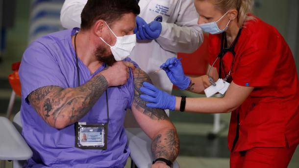 В Польше от COVID-19 первыми вакцинировали врачей, которые борются с пандемией