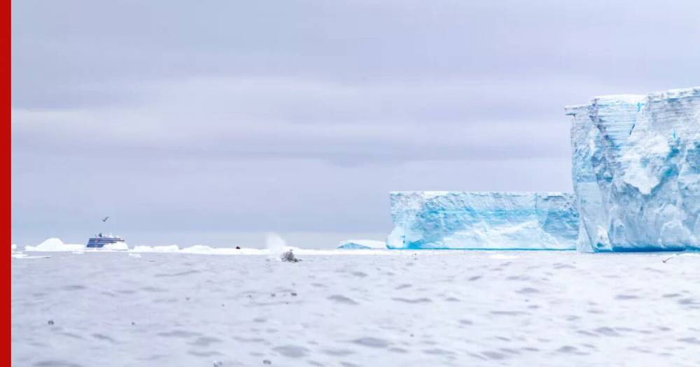 Самый большой в мире айсберг раскололся на четыре части