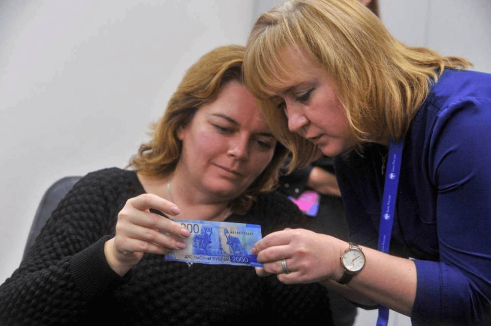 Российские врачи рассказали о правилах вручения денег в качестве подарков на Новый год