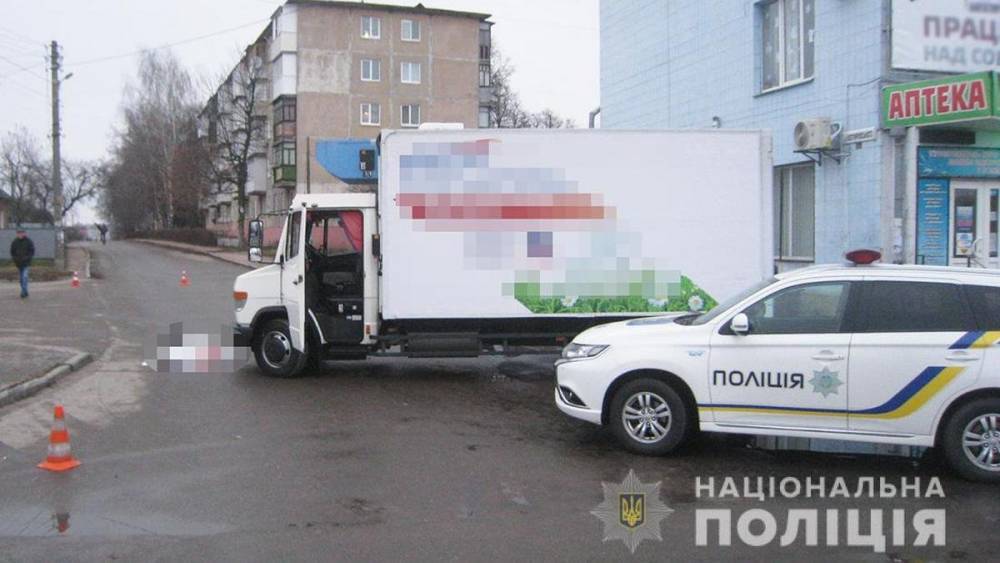 Пытался остановить собственное авто: в Бердичеве под колесами грузовика погиб 56-летний мужчина