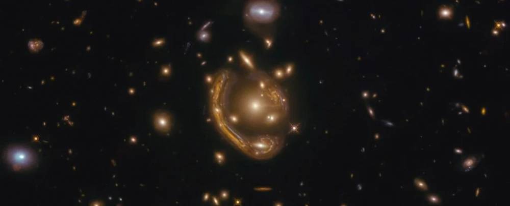 Хаббл обнаружил в космосе самое большое кольцо Эйнштейна