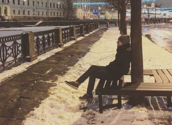 В Петербурге активисты установили лавочку на набережной Фонтанки