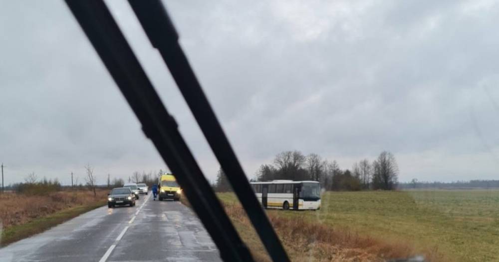 Водителю автобуса Черняховск — Советск стало плохо за рулём, транспорт съехал с дороги (фото)