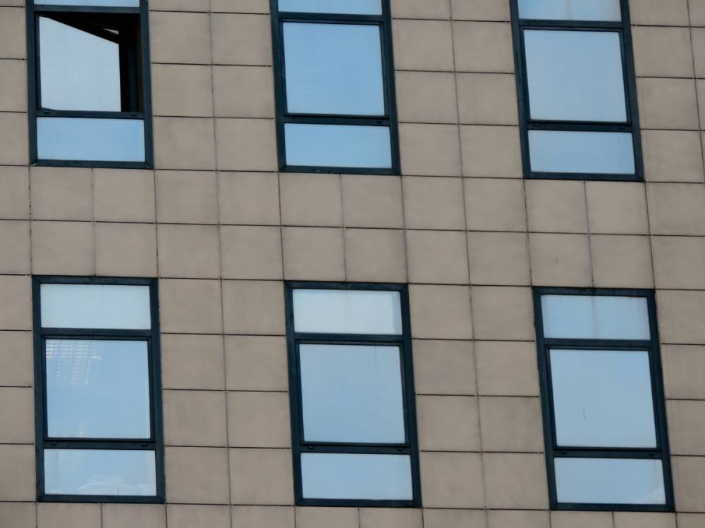 Мужчина выпал из окна торгового центра в Нижнем Новгороде