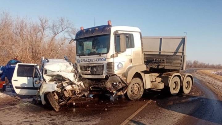 Водитель и пассажиры легковушки погибли в ДТП с грузовиком под Энгельсом