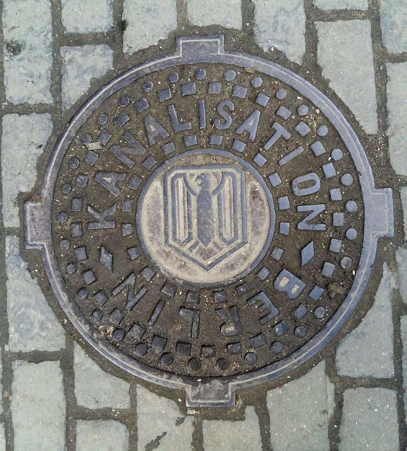 На Цветном бульваре нашли канализационный люк Берлина