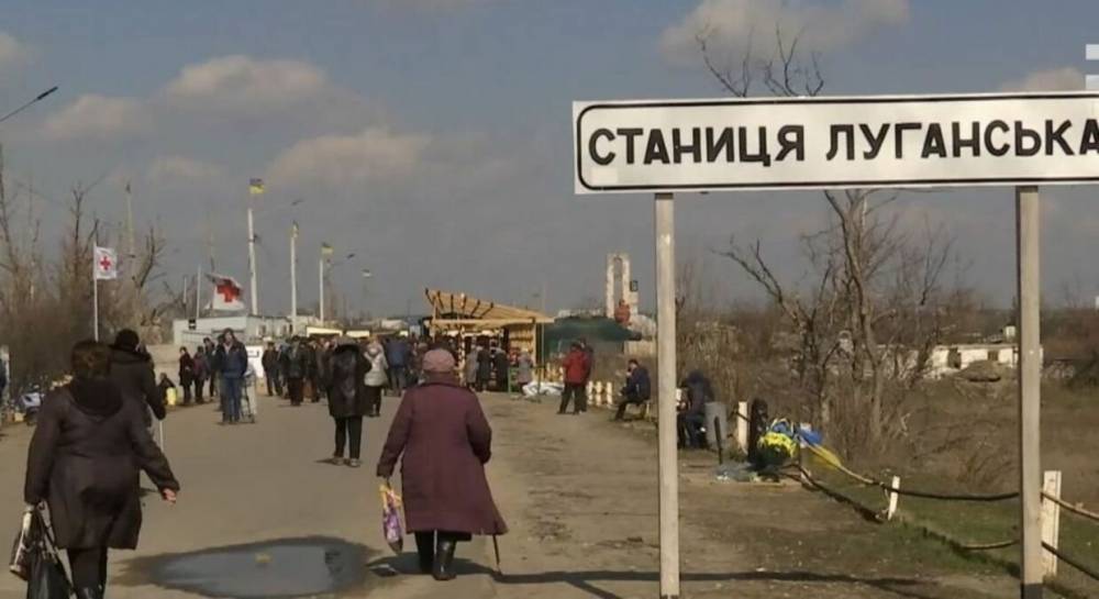 На КПВВ "Станица Луганская" мужчина перевозил 150 тысяч долларов: фото