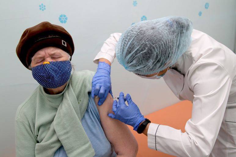 Медики дали советы пожилым гражданам, которые решились на вакцинацию от COVID-19