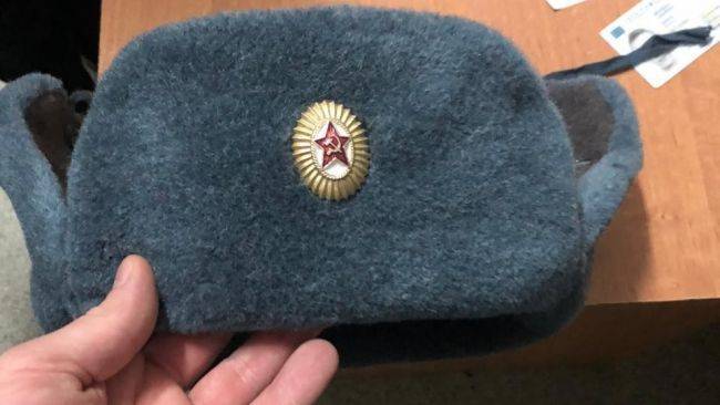 На Украине против киевлянина возбуди дело за шапку с серпом и молотом