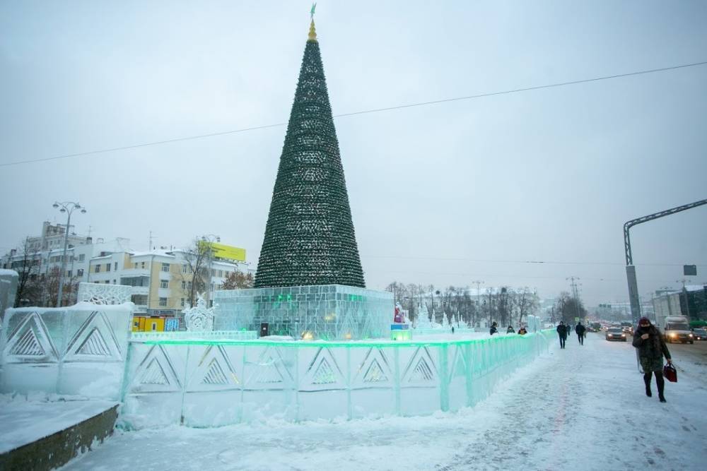 Половине жителей Екатеринбурга нравится елка, установленная на Площади 1905 года