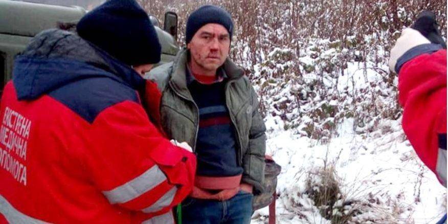 «Привязали к грузовику»: во Львовской области «черные лесорубы» избили мешавшего им журналиста — соцсети