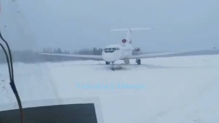 Экипаж посадил пассажирский лайнер на строящуюся полосу в Якутии. Видео