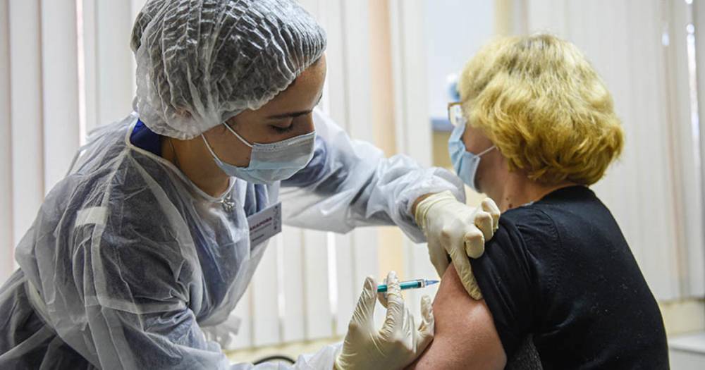 Сделавшим прививку от COVID-19 москвичам разблокируют соцкарты