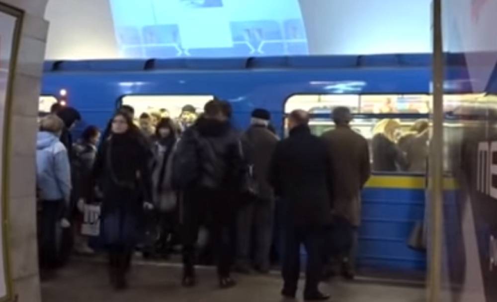 В новогоднюю ночь киевское метро будет работать дольше, но часть станций готовят к закрытию: детали