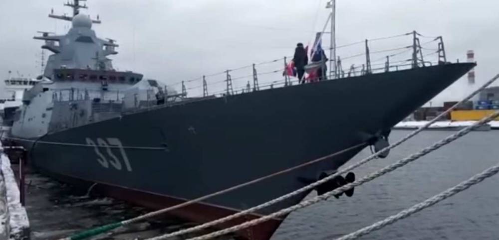 В Санкт-Петербурге в состав ВМФ приняли головной корвет "Гремящий"
