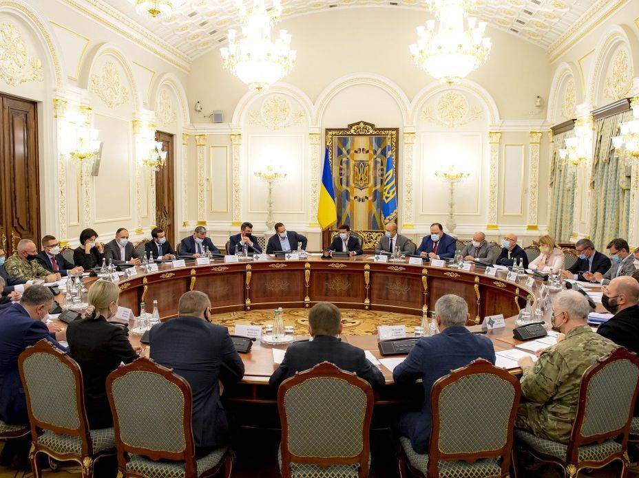 Зеленский провел заседание СНБО по вопросу о конституционном кризисе