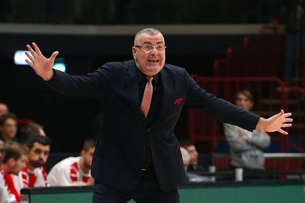 В Италии тренер напал на баскетболиста во время матча