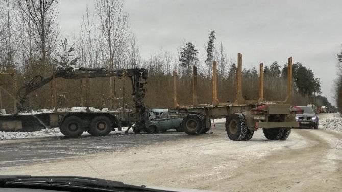 Водитель ВАЗа погиб в ДТП с лесовозом в Дятьковском районе Брянской области