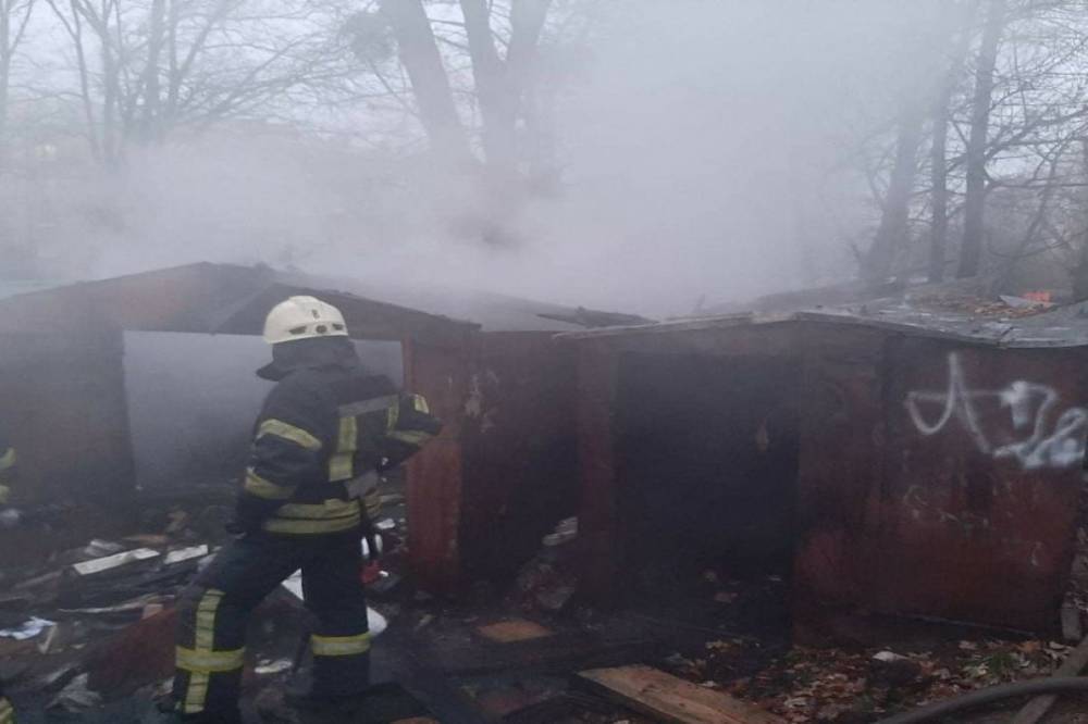 В Киеве при пожаре в гаражах нашли человеческие останки