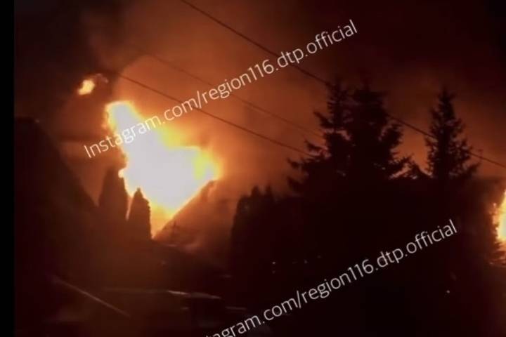 В Казани ночью сгорел частный дом