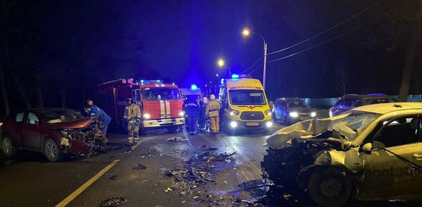В ДТП с каршерингом на Петергофском шоссе пострадали три человека