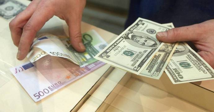 Население впервые в этом году купило валюты больше, чем продало