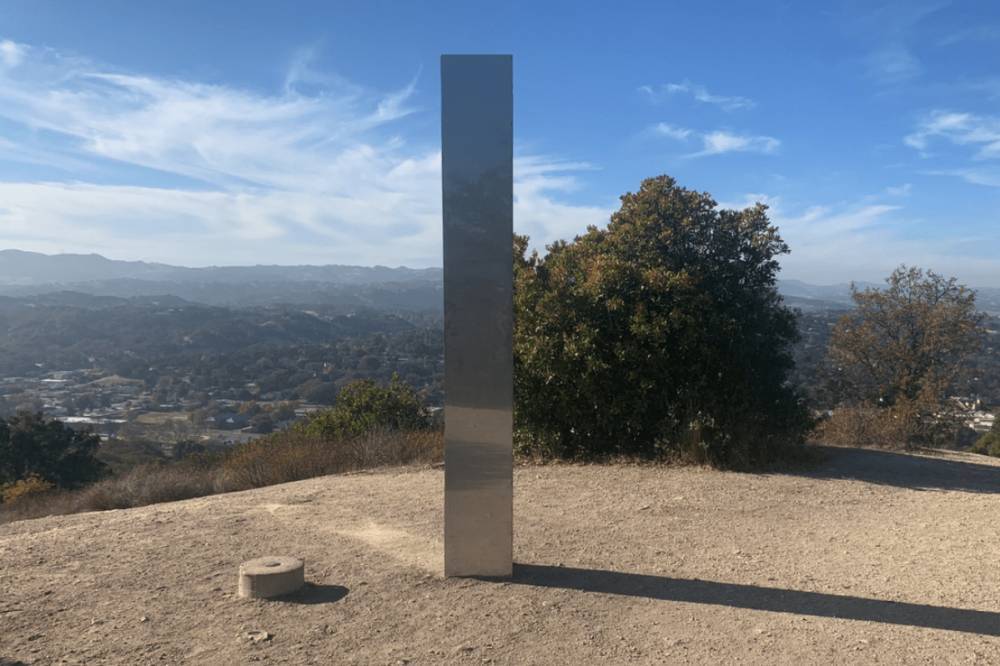 В Калифорнии на вершине горы нашли третий загадочный монолит
