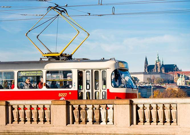 В Праге трамваи начали открывать пассажирам переднюю дверь