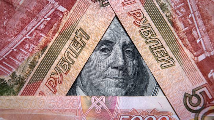Что дальше? Доллар упал ниже 75 рублей впервые с 13 сентября