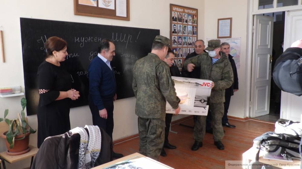 Миротворцы ВС РФ раздали в Степанакерте рюкзаки и школьные принадлежности