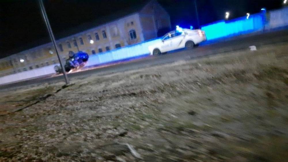 Несовершеннолетняя протаранила бетонный забор военной части на Волыни: фото