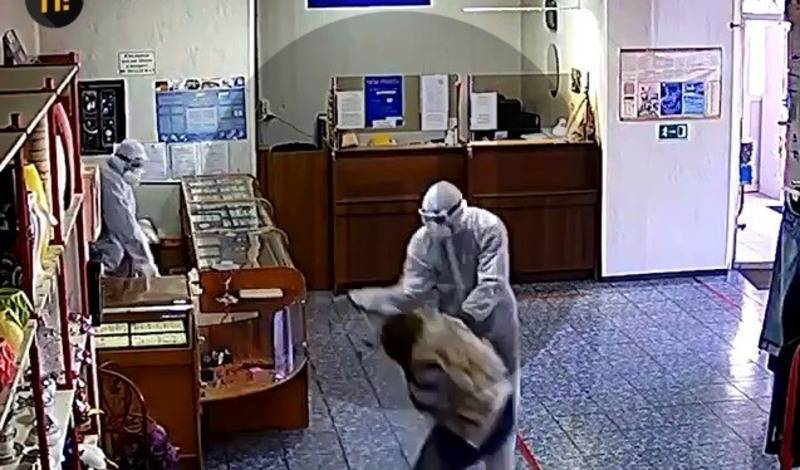 Неизвестные в спецкостюмах под гимн России ограбили ювелирный магазин (ВИДЕО)