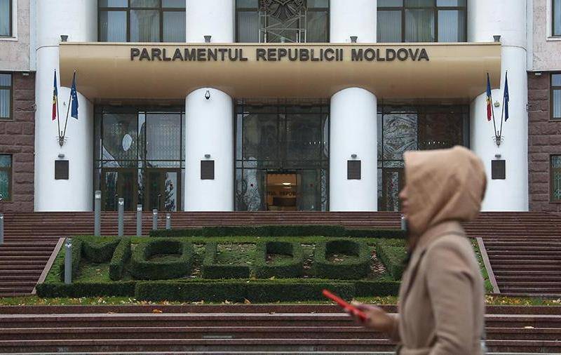 Парламент Молдовы урезал полномочия избранного президента Санду